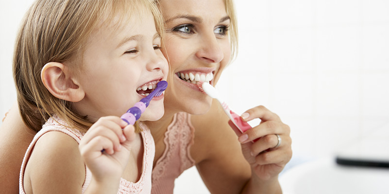 Brossage des dents : aidez votre enfant