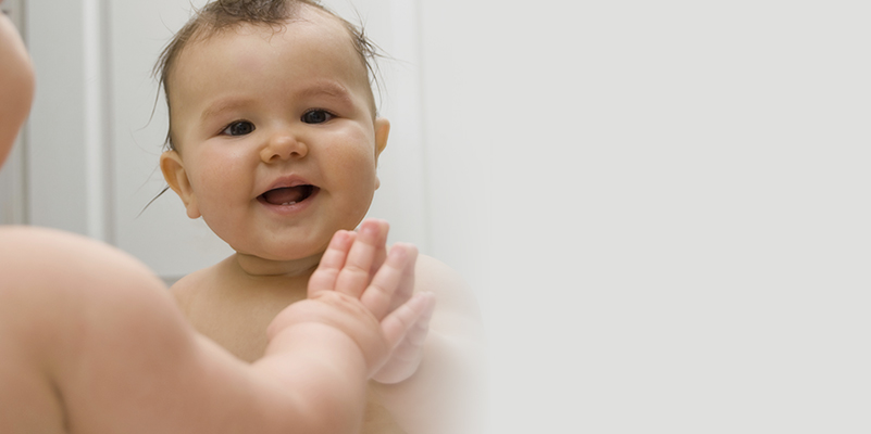 bébé et miroir