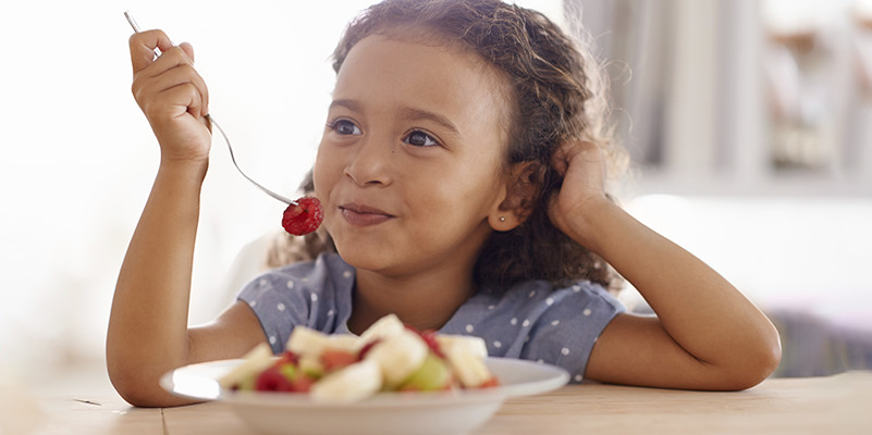 Mon enfant ne veut manger que ce qu'il aime : comment ragir ?